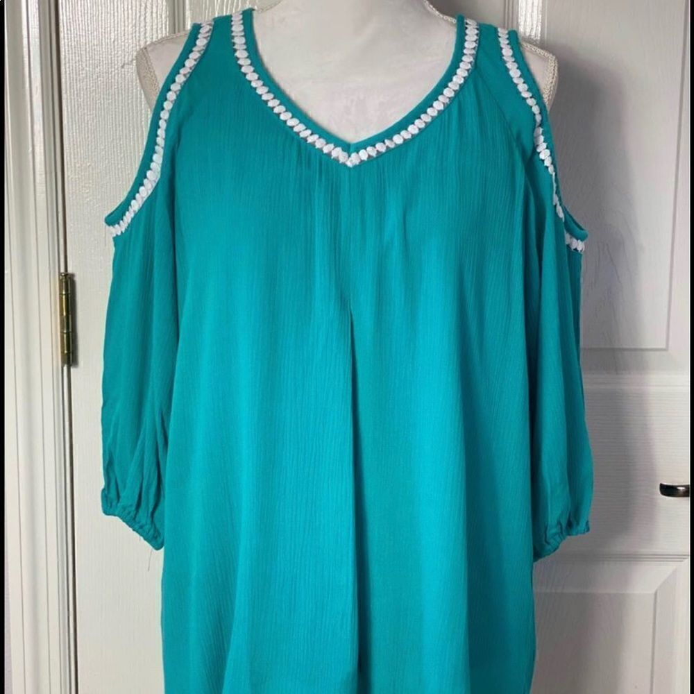 HAILEY LYN Gauze Cold Shoulder Top. Women’s